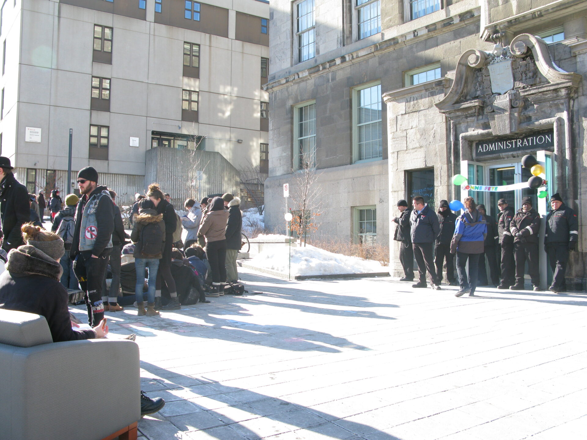 Des manifestants occupent les bureaux administratifs de McGill