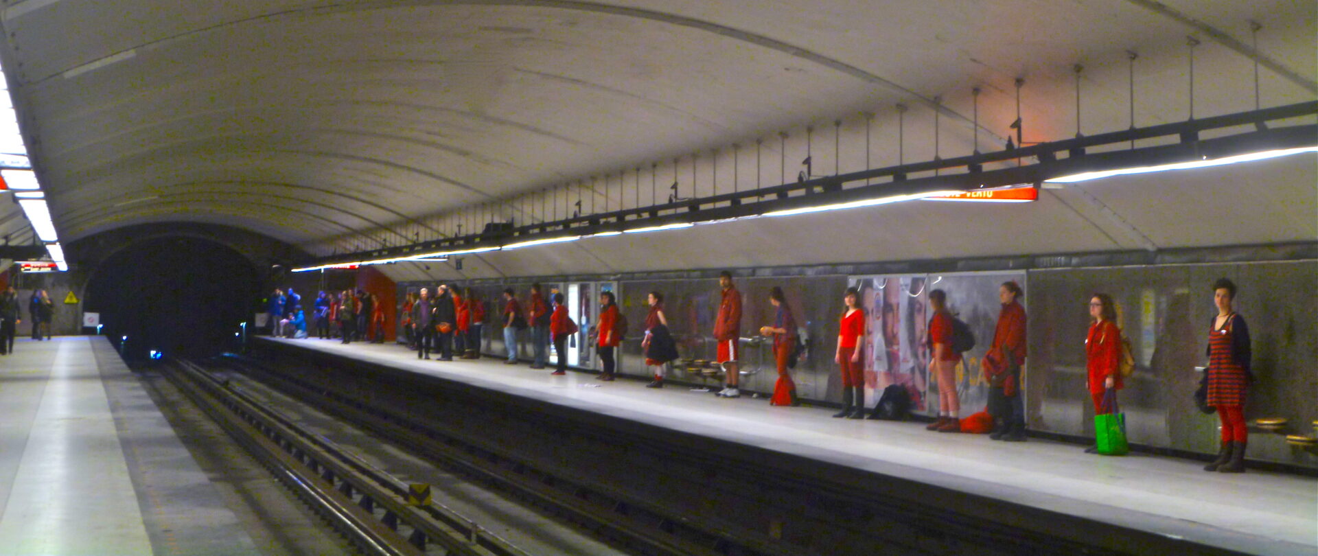 Une ligne rouge dans le métro