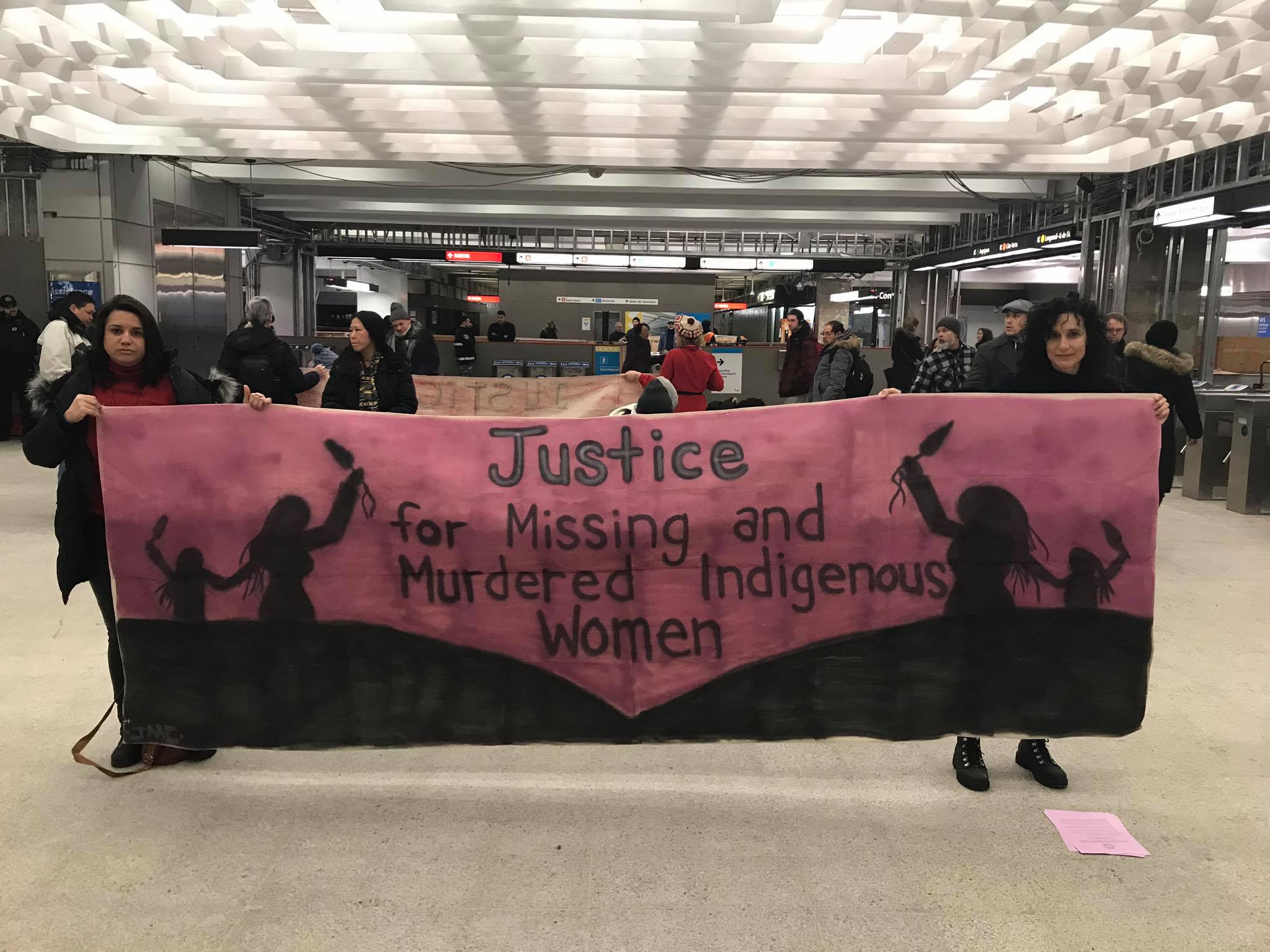 Hommage aux femmes autochtones disparues ou assassinées à la station Berri-UQAM