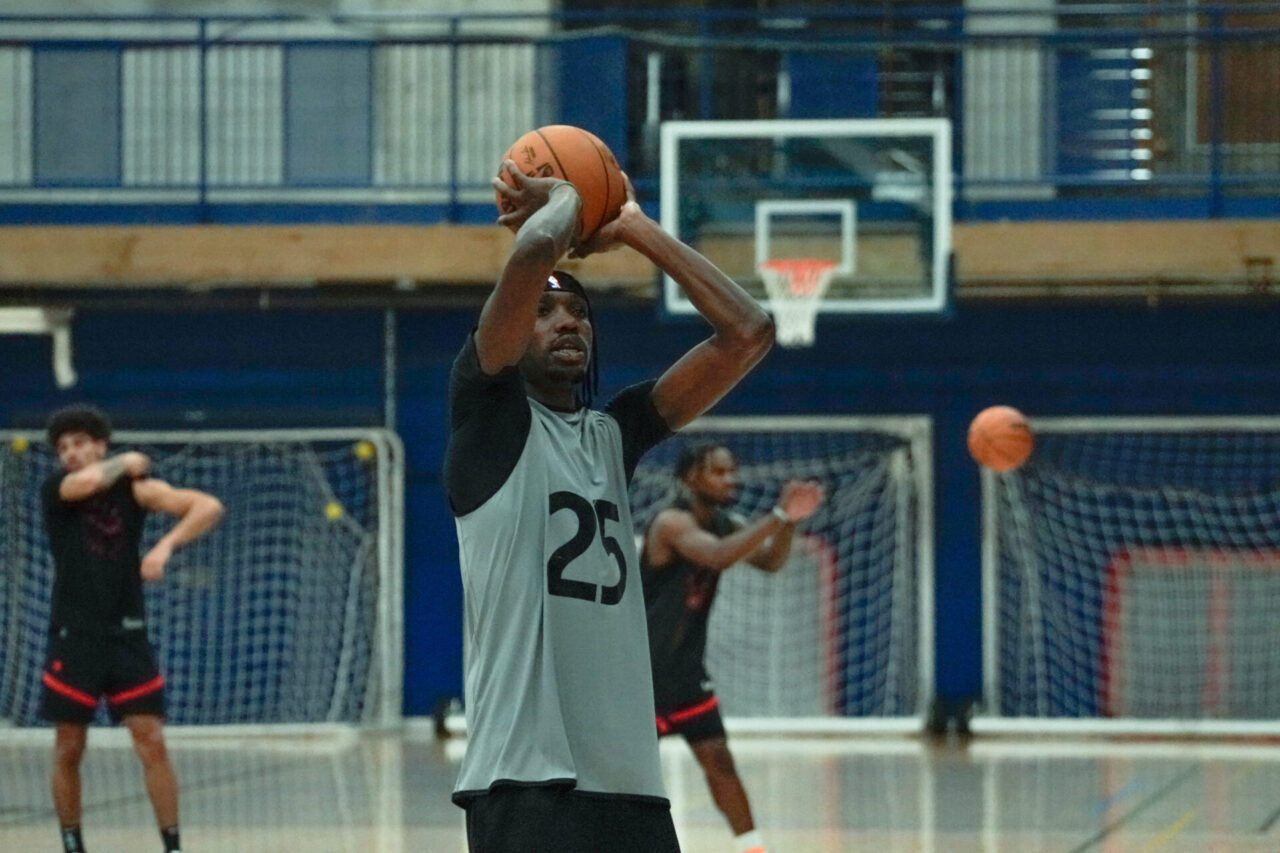 Certains joueurs de l’équipe ont pour habitude de s’entraîner au Centre sportif de l’UQAM pendant l’été. C'est le cas de Chris Boucher, qui a longtemps vécu à Montréal. « Je suis content de faire découvrir la ville et les installations du Centre sportif aux autres joueurs de l’équipe », a-t-il dit en conférence de presse. 