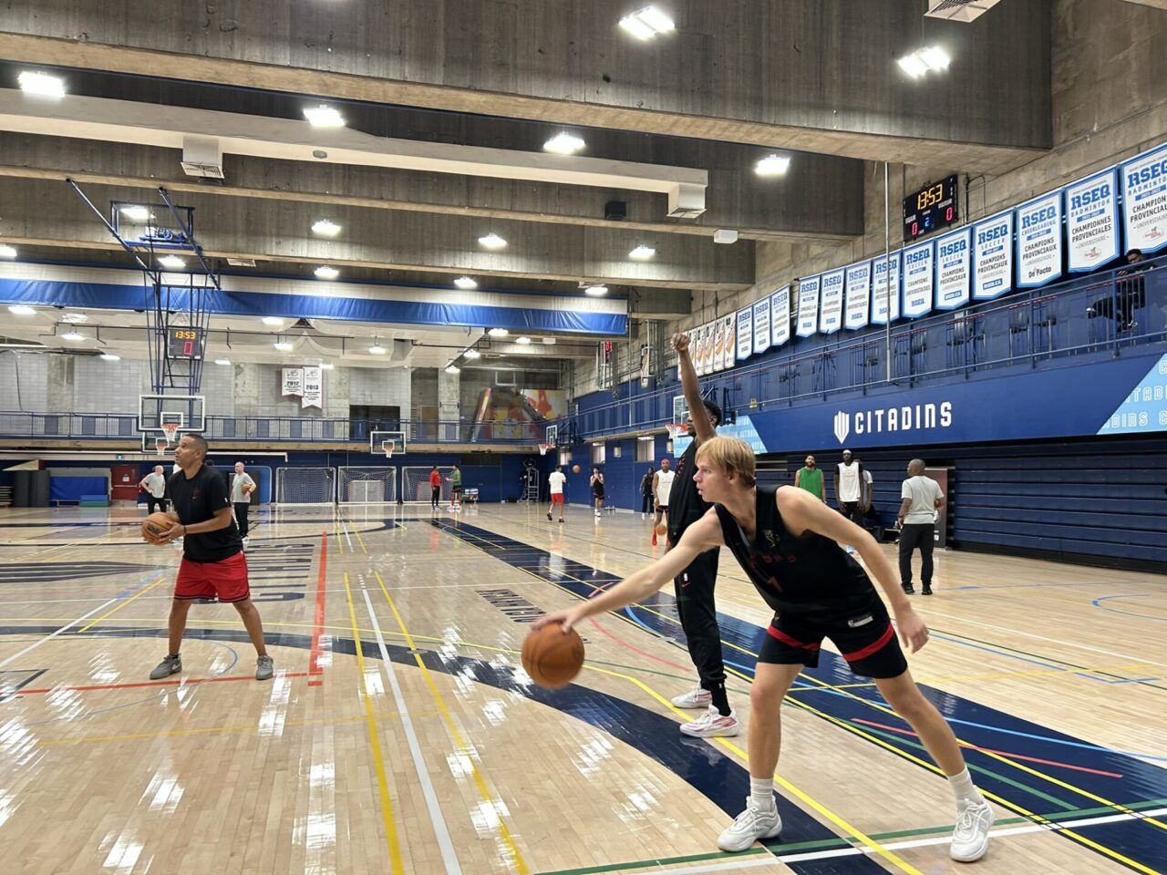 Gradey Dick, jeune joueur américain de 20 ans, qui s’entraîne au panier à trois points. Sélectionné par les Raptors en 2023, le joueur entame sa deuxième saison en NBA. 