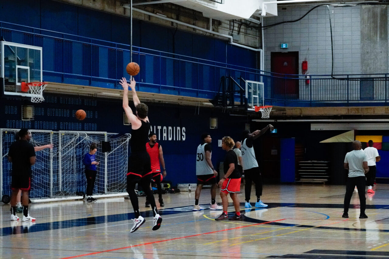 Les Raptors s'entraînent.  Ils pratiquent les lancers francs et paniers à trois points. 
