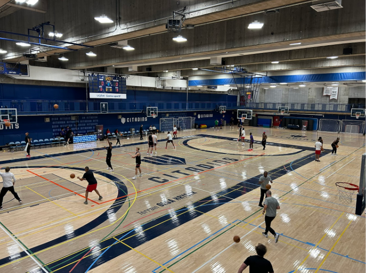 Les Raptors ont choisi le Centre sportif de l’UQAM, pour être près de leur hôtel et car on peut y tenir des entraînements à huis clos. Cela permet d’éviter la fuite de stratégies, a confié au Montréal Campus Alexandre Lamarre, directeur du Bureau des activités sportives du Centre sportif de l’UQAM.