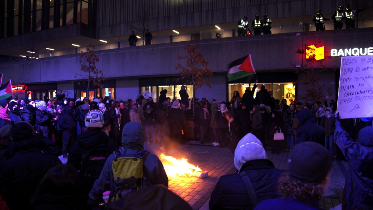 Gaz lacrymogène, vitres brisées, voitures incendiées : la manifestation contre l’Organisation du Traité de l’Atlantique Nord (OTAN) organisée par la Convergence des luttes anticapitalistes (CLAC) et le collectif Désinvestir pour la Palestine a été le théâtre de grabuge en début de soirée.