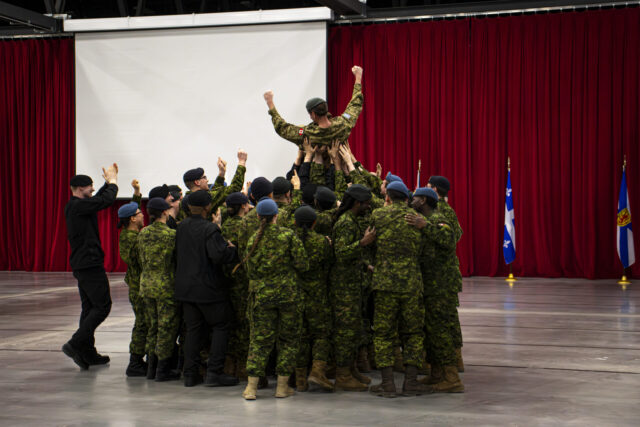 Les élèves-officiers et les élèves-officières célèbrent la fin de leur qualification militaire de base d’officier et d’officière, après la parade militaire. Mention photo : Léa Lemieux.