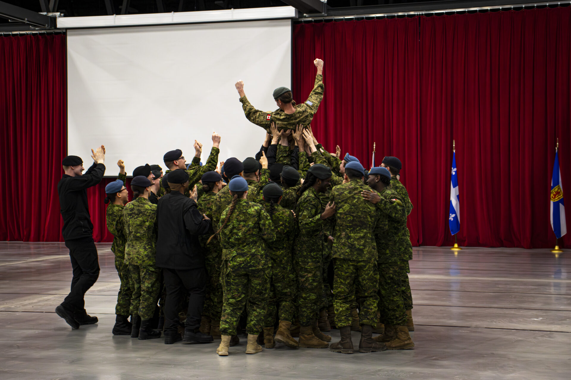 Les élèves-officiers et les élèves-officières célèbrent la fin de leur qualification militaire de base d’officier et d’officière, après la parade militaire. Mention photo : Léa Lemieux.